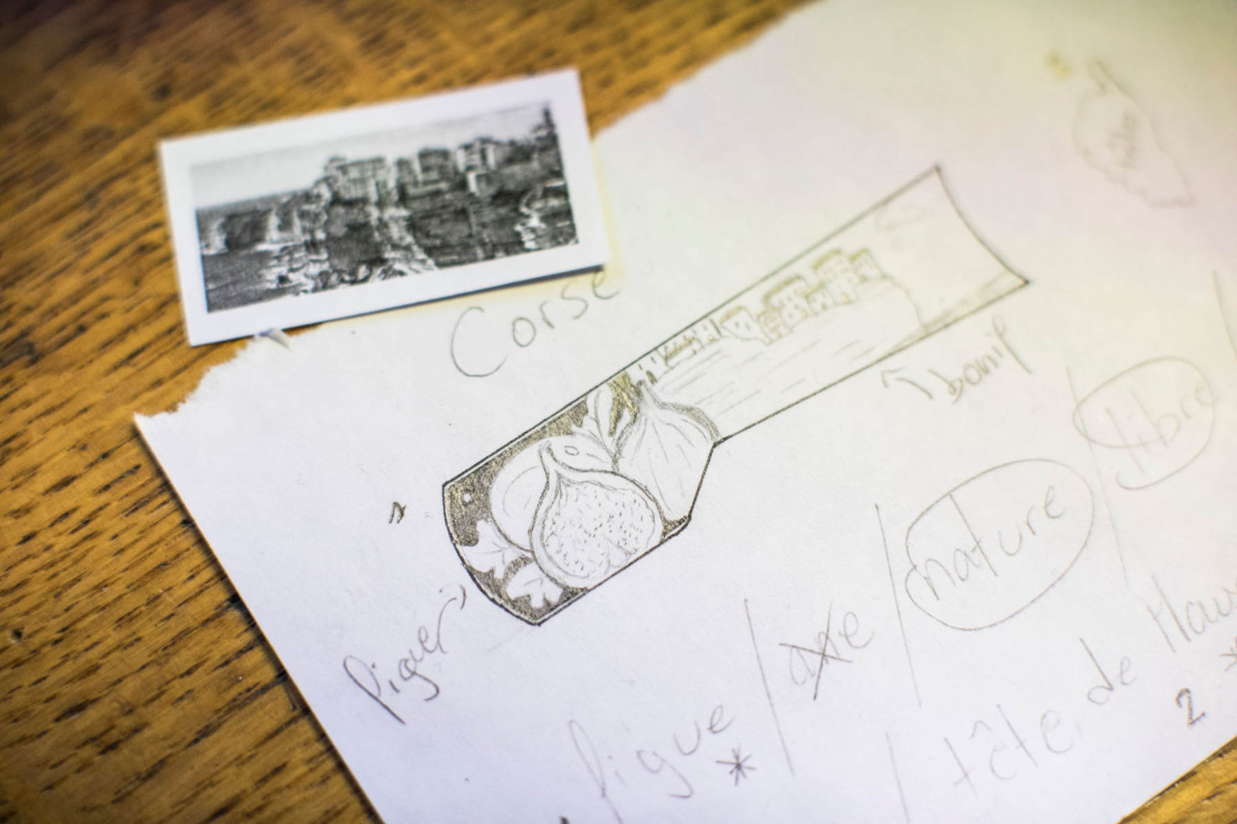 Dessin sur mesure avant gravure : figues et Bonifacio sur mitre en inox d’un couteau Vendetta