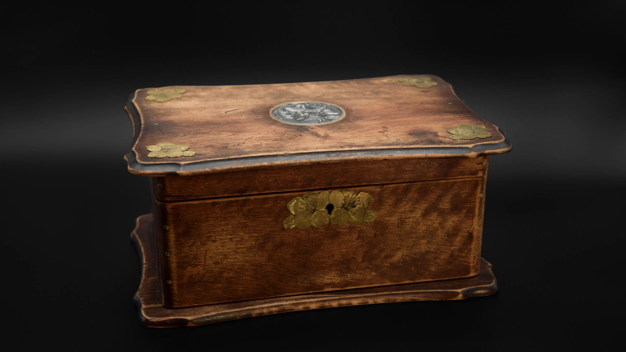 Boîte à bijoux ancienne restaurée, ciselure sur acier et laiton gravé à la main