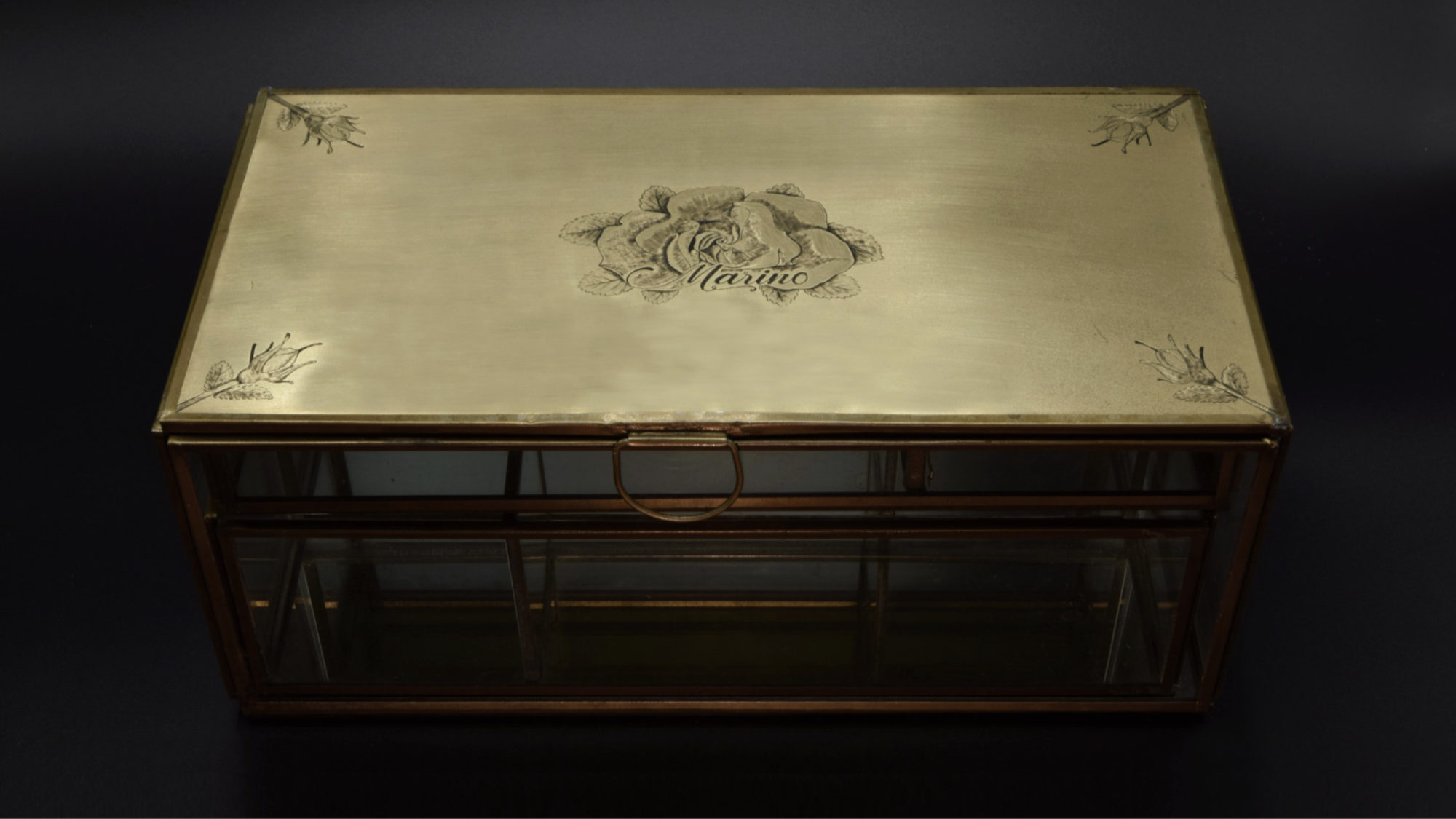 Plaque en laiton gravée à la main, boutons de roses et prénom en taille douce