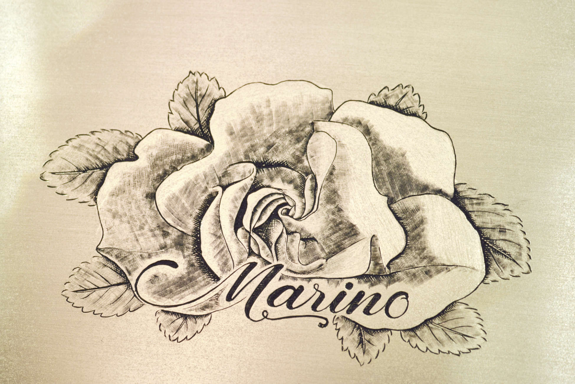 Motif de rose centrale gravé sur laiton avec prénom personnalisé