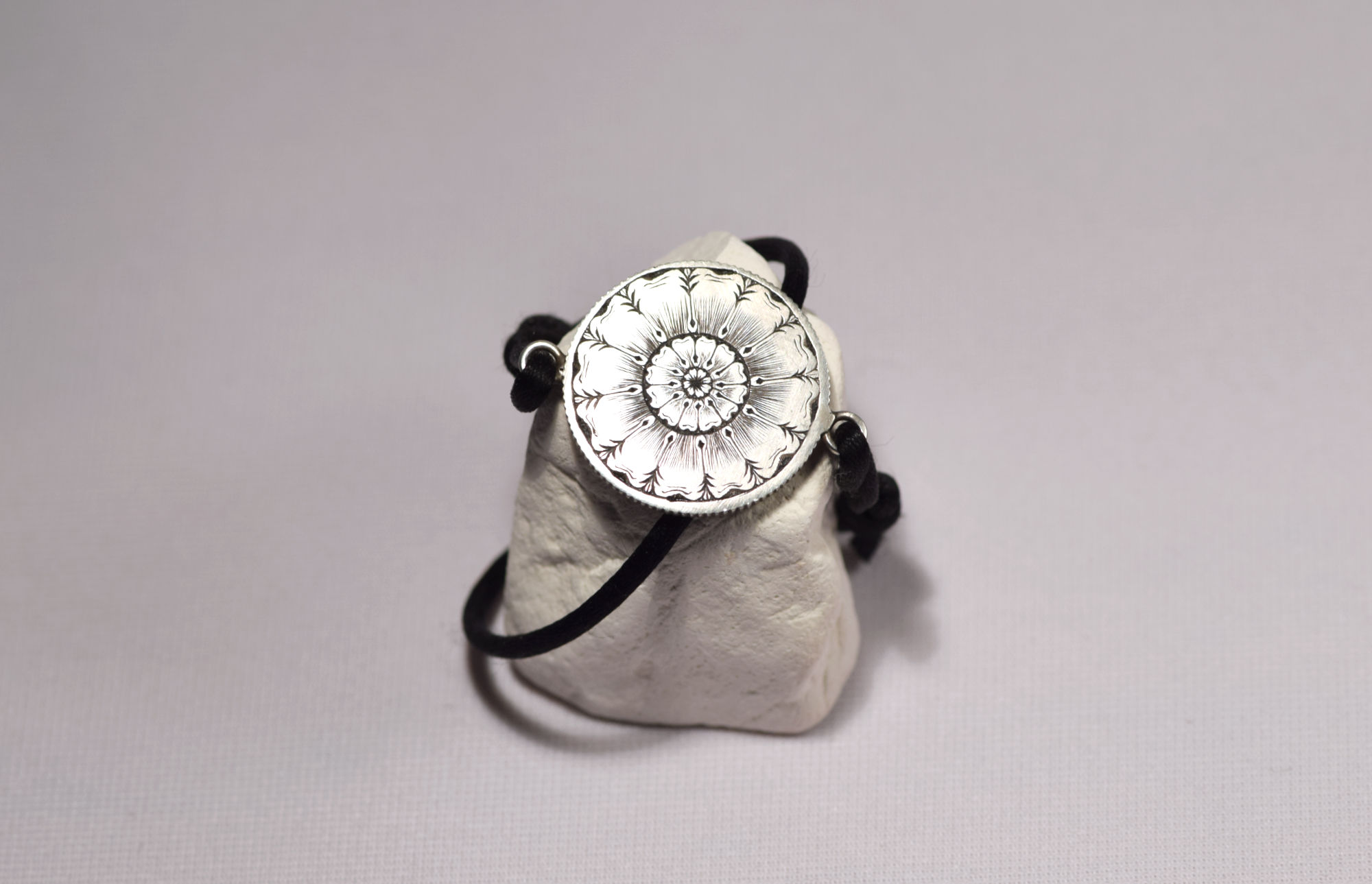 Bracelet en argent sur mesure : gravure main d'un motif floral élégant