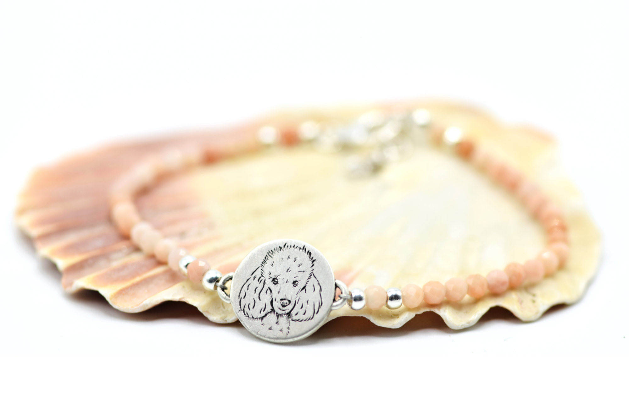 Bracelet sur mesure en argent : gravure personnalisée du portrait d'un petit chien