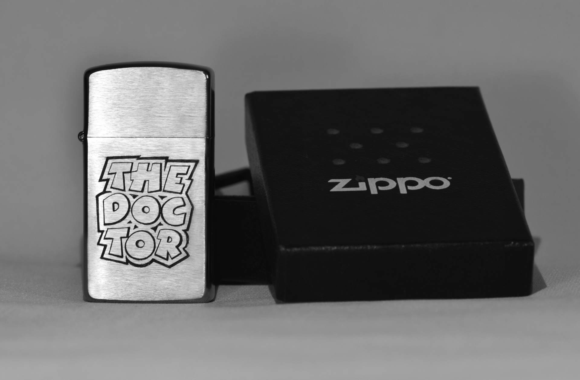 Recto de briquet Zippo gravé à la main, symboles personnalisés