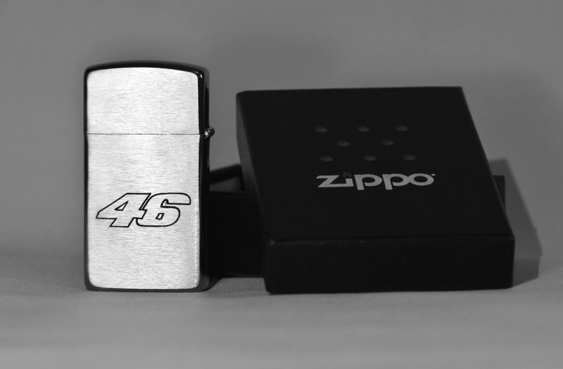 Verso de briquet Zippo gravé à la main, symboles personnalisés