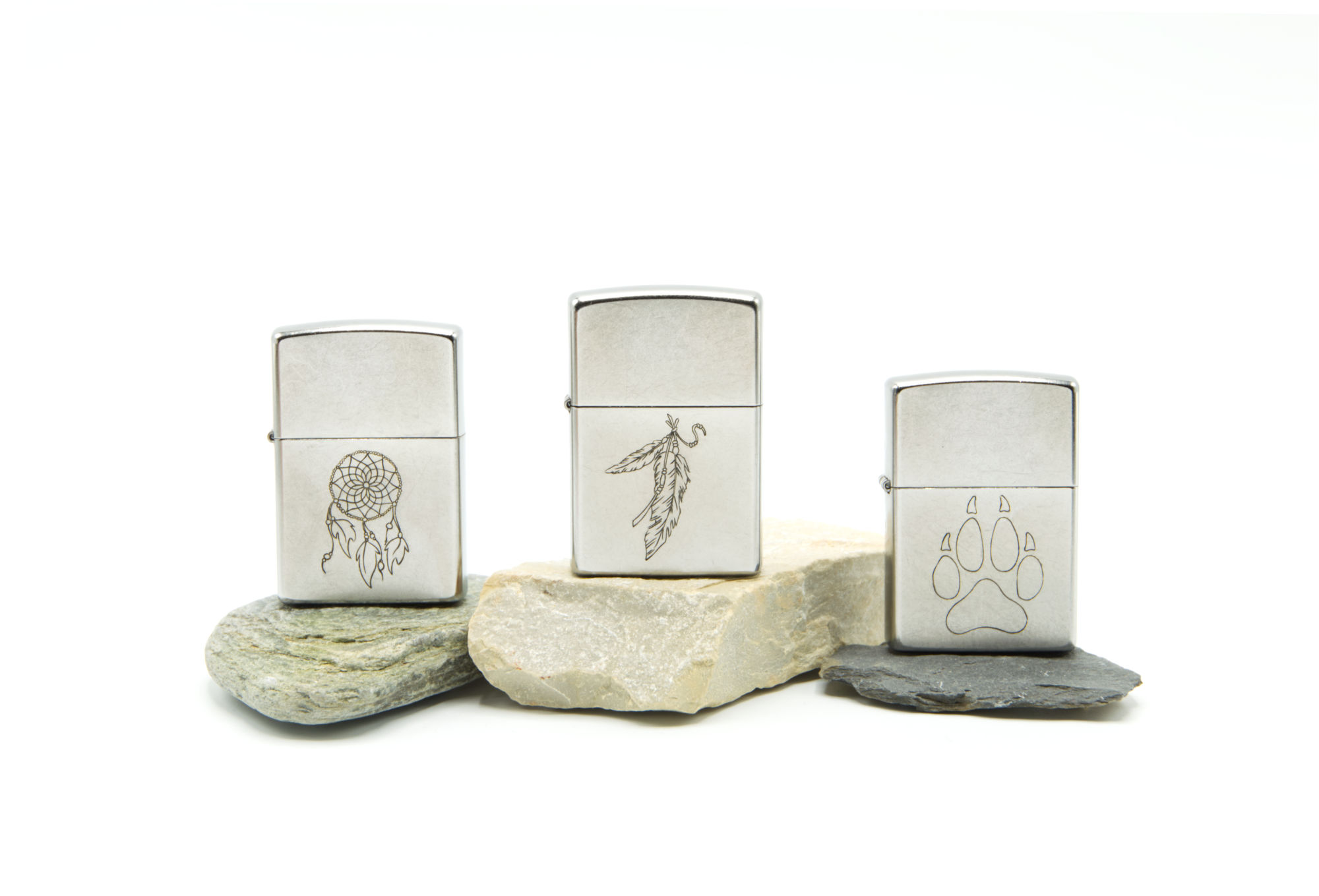 Trois briquets Zippo gravés à la main, motifs amérindiens en taille douce