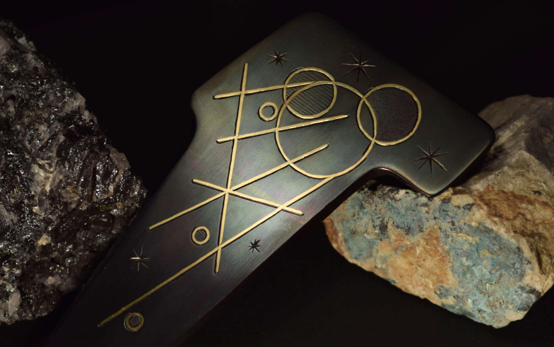 Gros plan du coupe-papier avec incrustation or