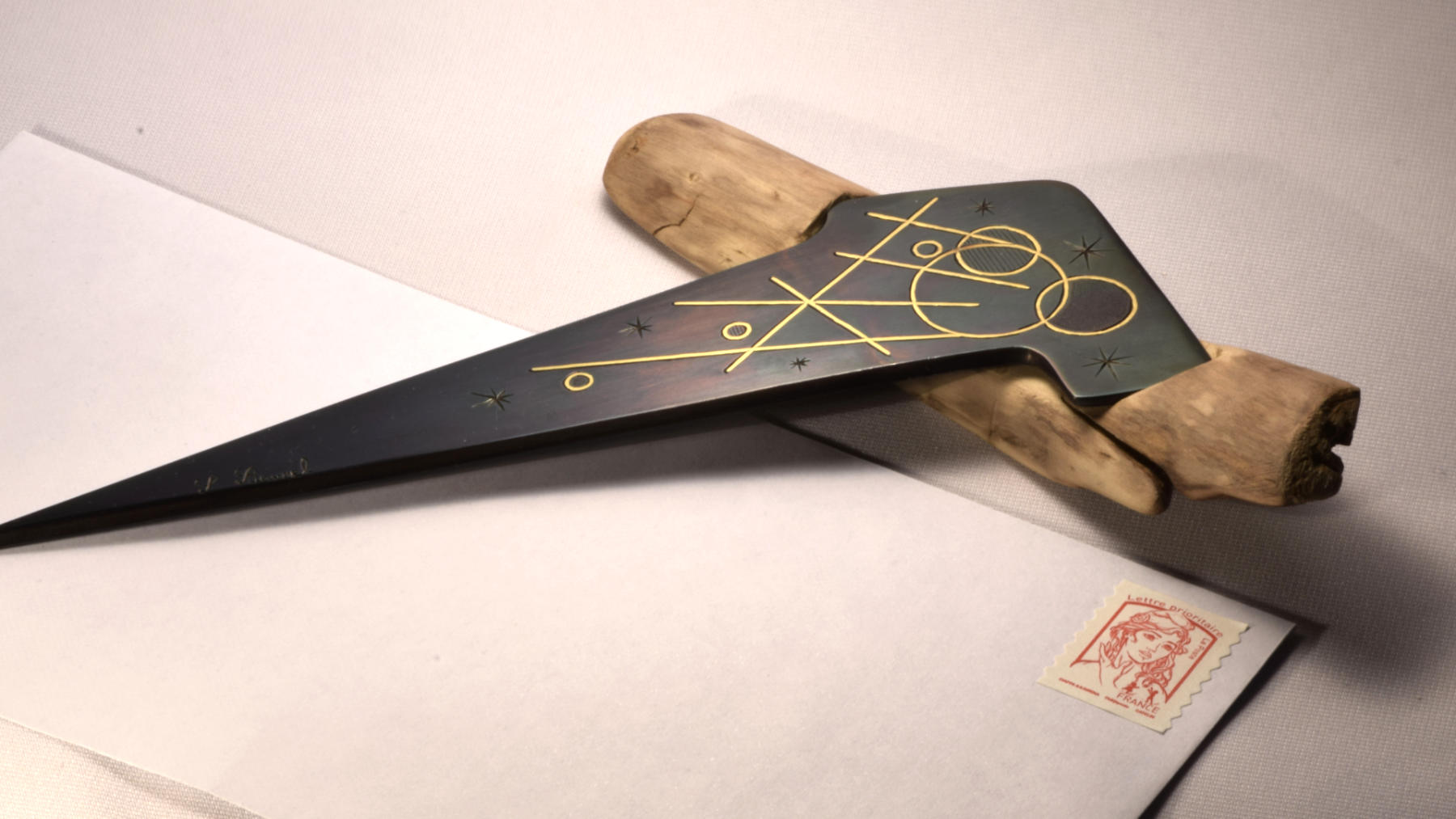 Coupe-papier, incrustation or sur le thème de l’univers