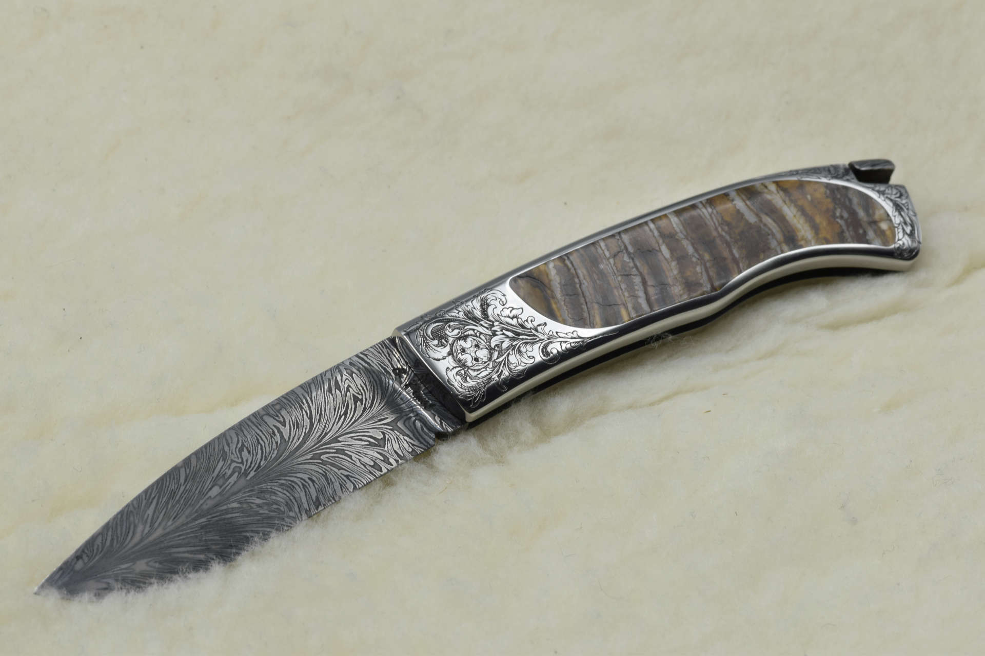 Motif de feuille d'acanthe gravé à la main sur mitre de couteau inox