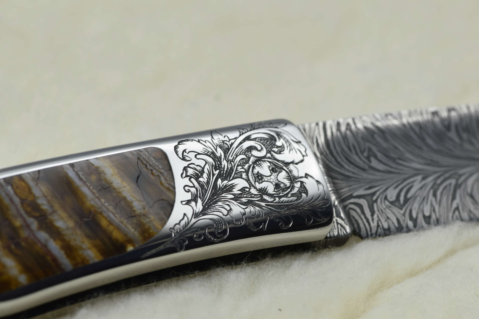 Gros plan verso : détail de la gravure main de feuille d’acanthe sur mitre en inox