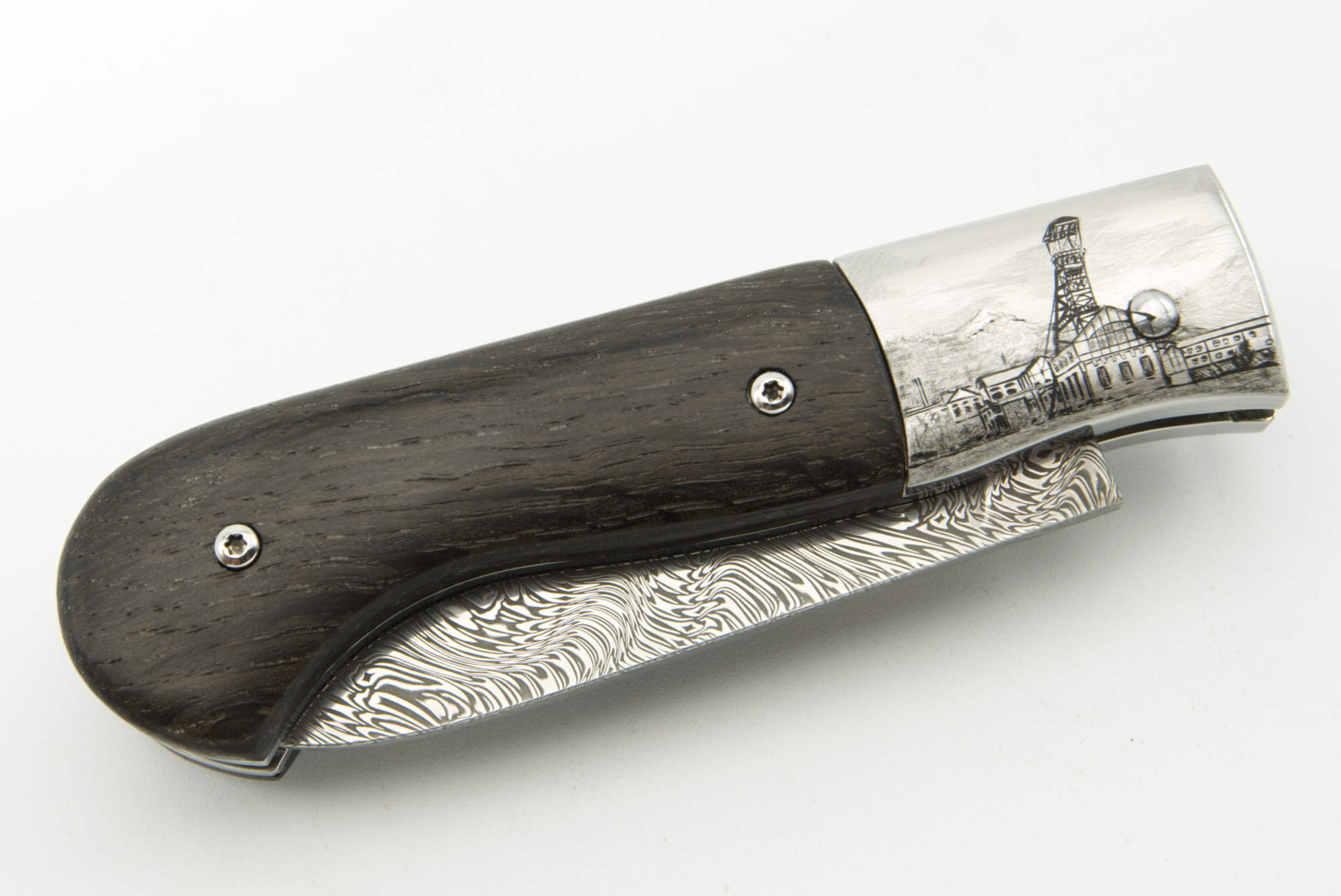 Puits Couriot gravé à la main sur mitre en inox, détail du motif personnalisé