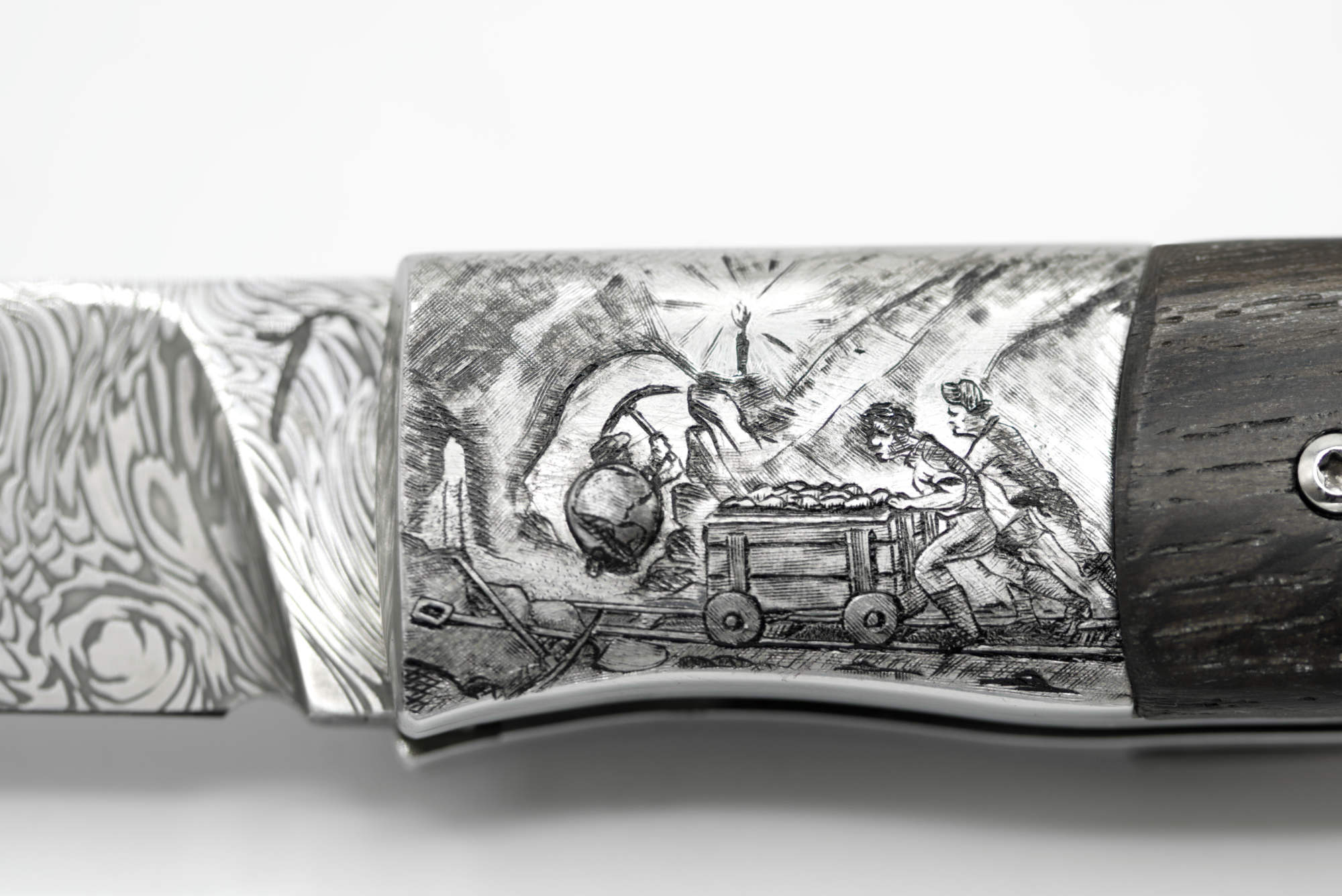Gros plan sur la gravure des mineurs au travail, mitre de couteau personnalisée