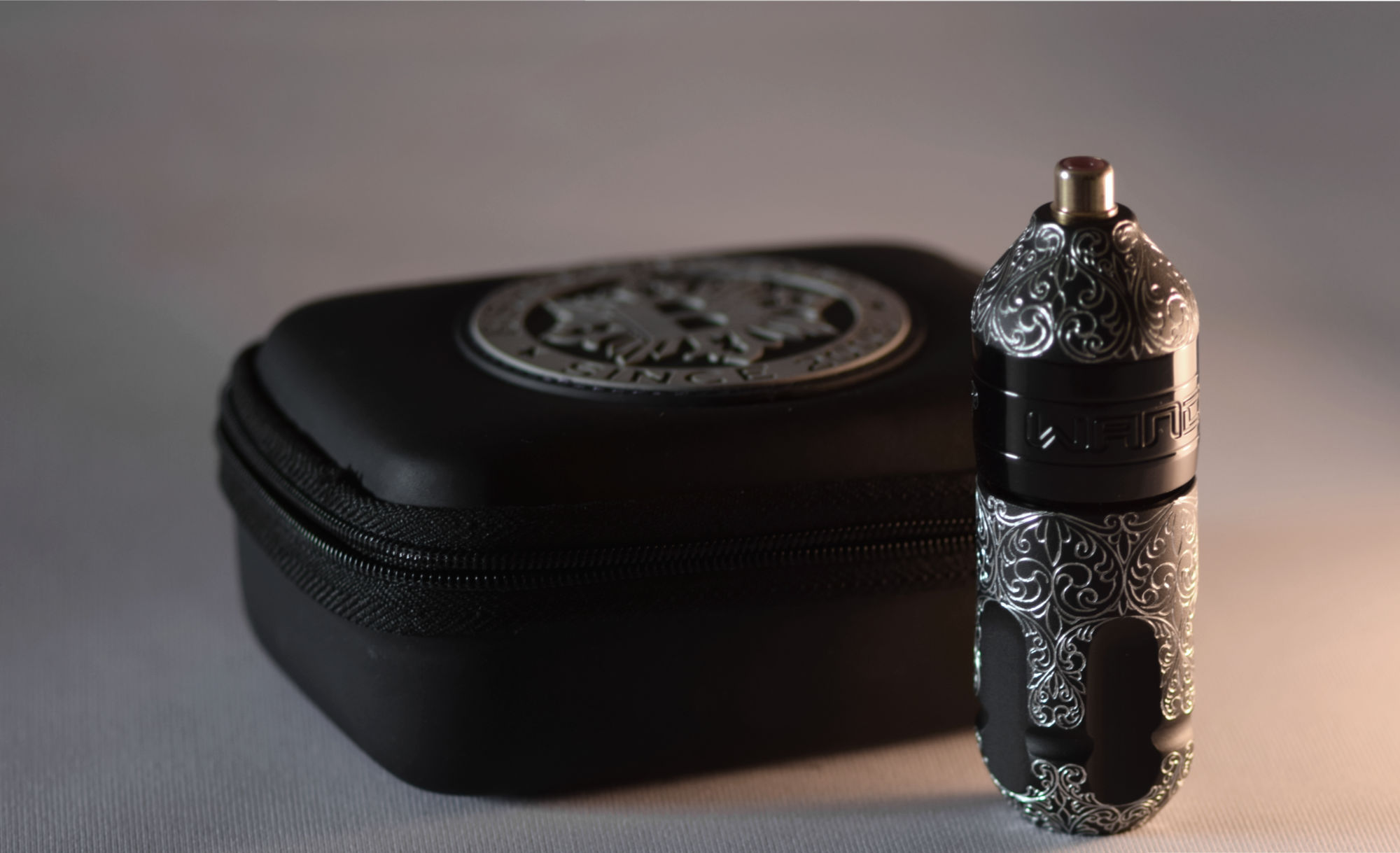 Dermographe en aluminium ionisé gravé à la main avec feuilles d’acanthe