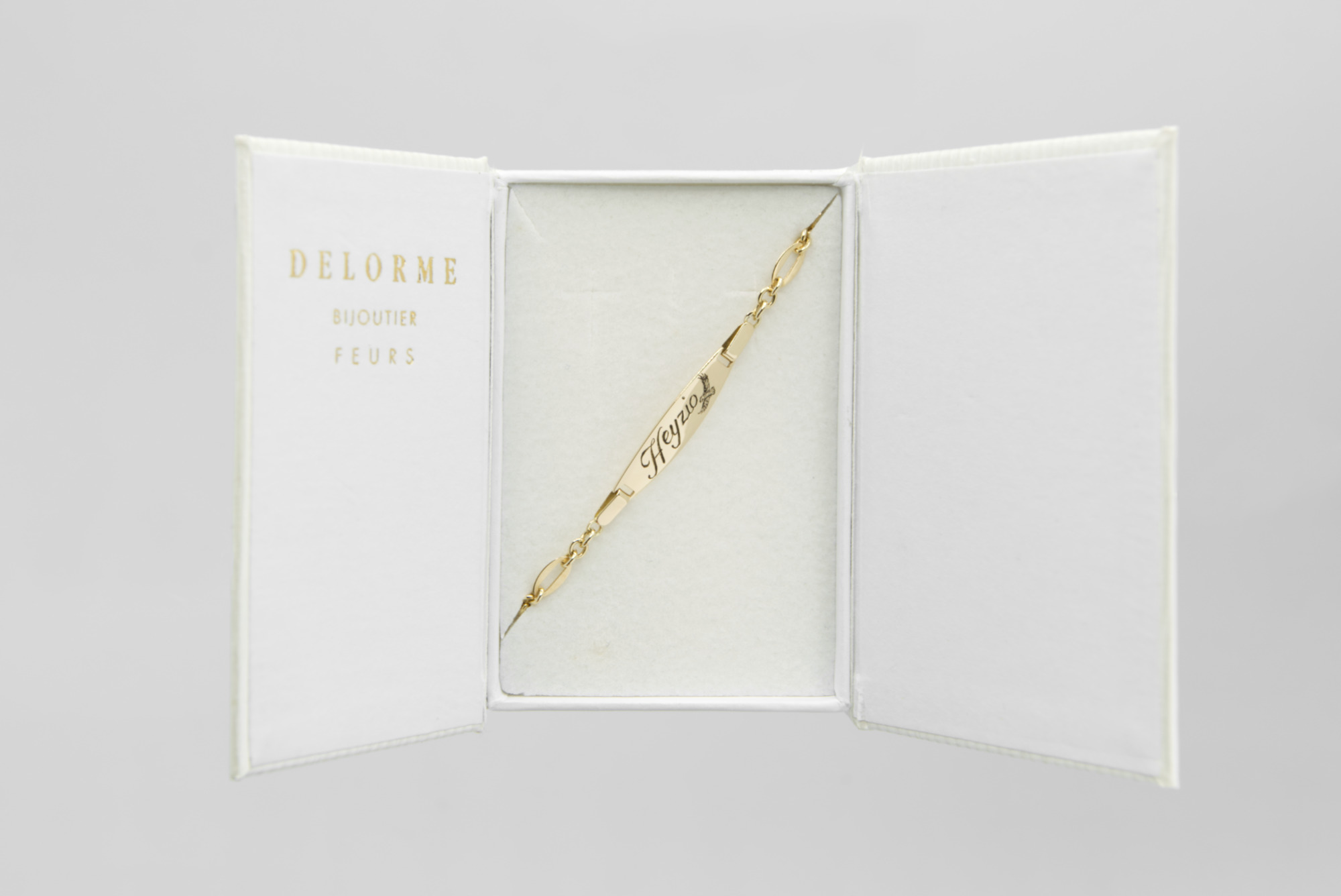 Gourmette en or gravée d'un prénom, le cadeau personnalisé idéal