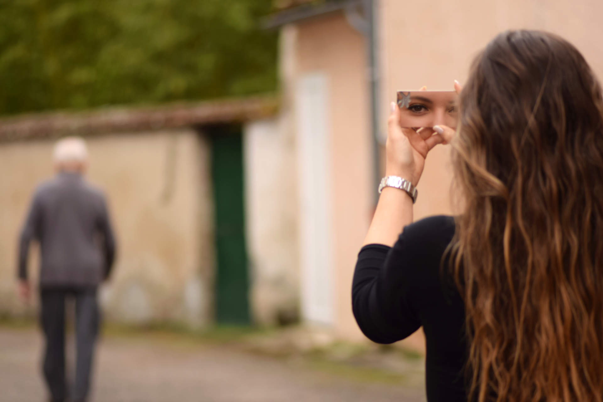 Miroir de poche en inox poli et gravé à la main, en situation