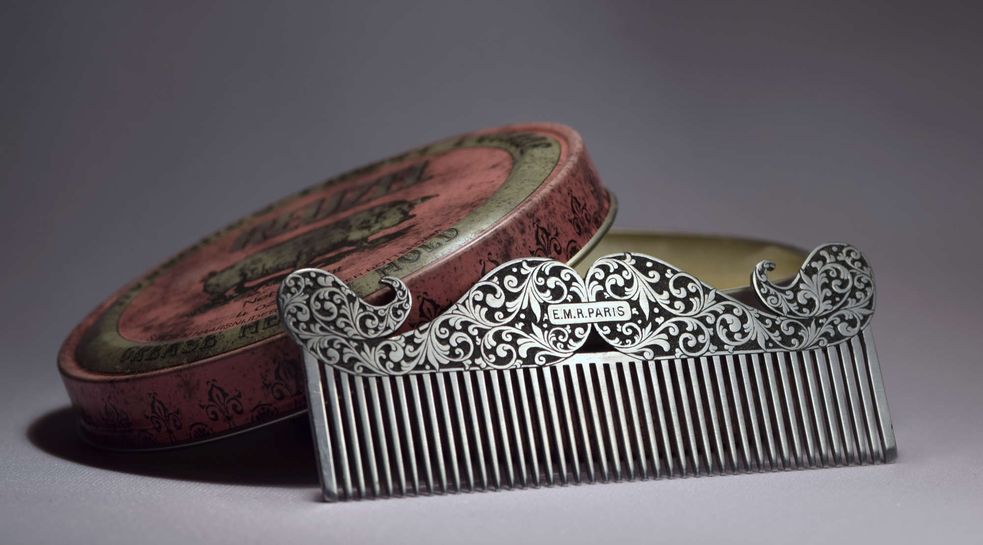 Peigne en aluminium gravé à la main, motif ornemental en taille douce