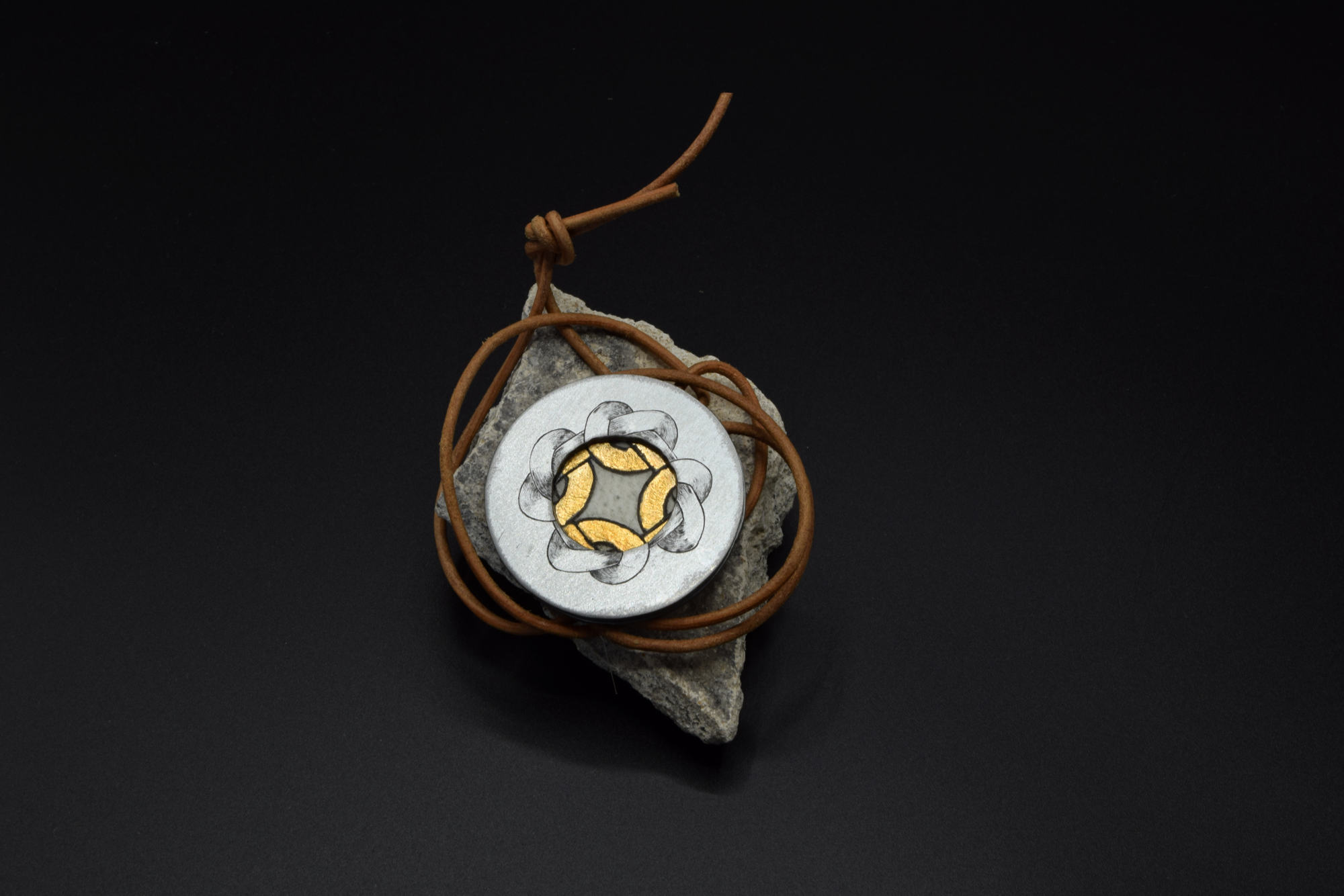 Pendentif personnalisé en acier : frise gravée main pour un projet duo enluminure