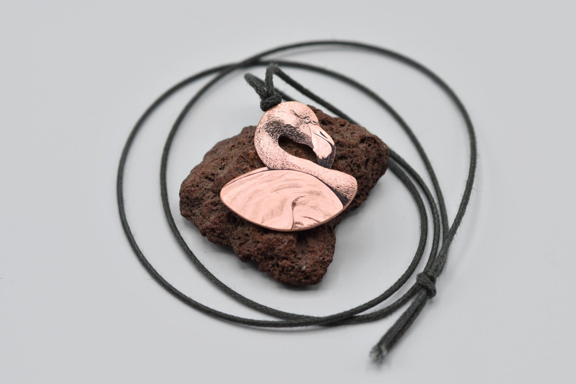 Pendentif personnalisé en cuivre : gravure d'un flamant rose en taille douce