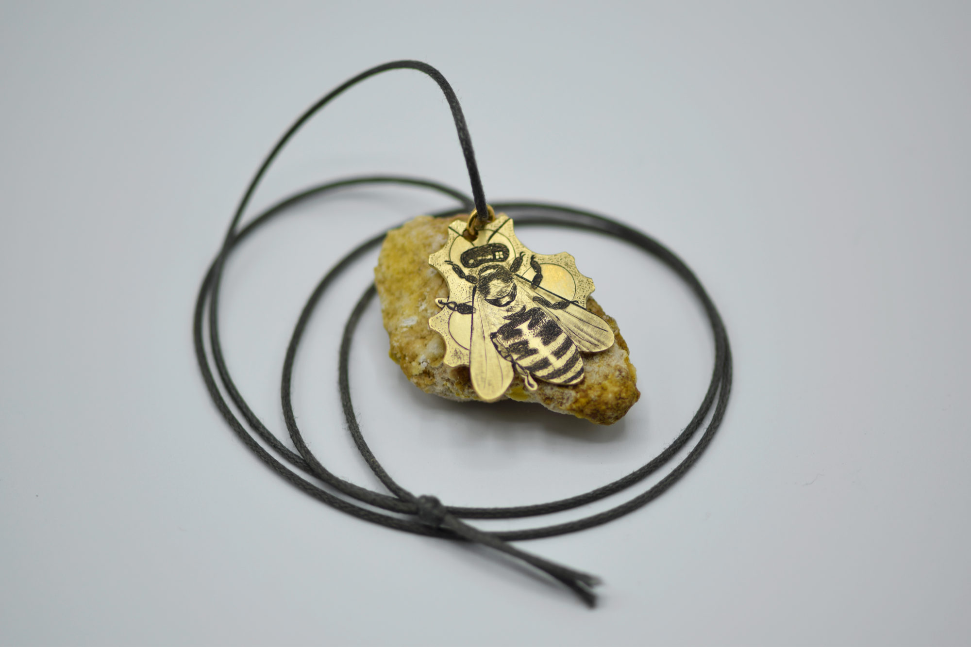 Abeille gravée en taille douce sur pendentif en laiton, un motif choisi par le client