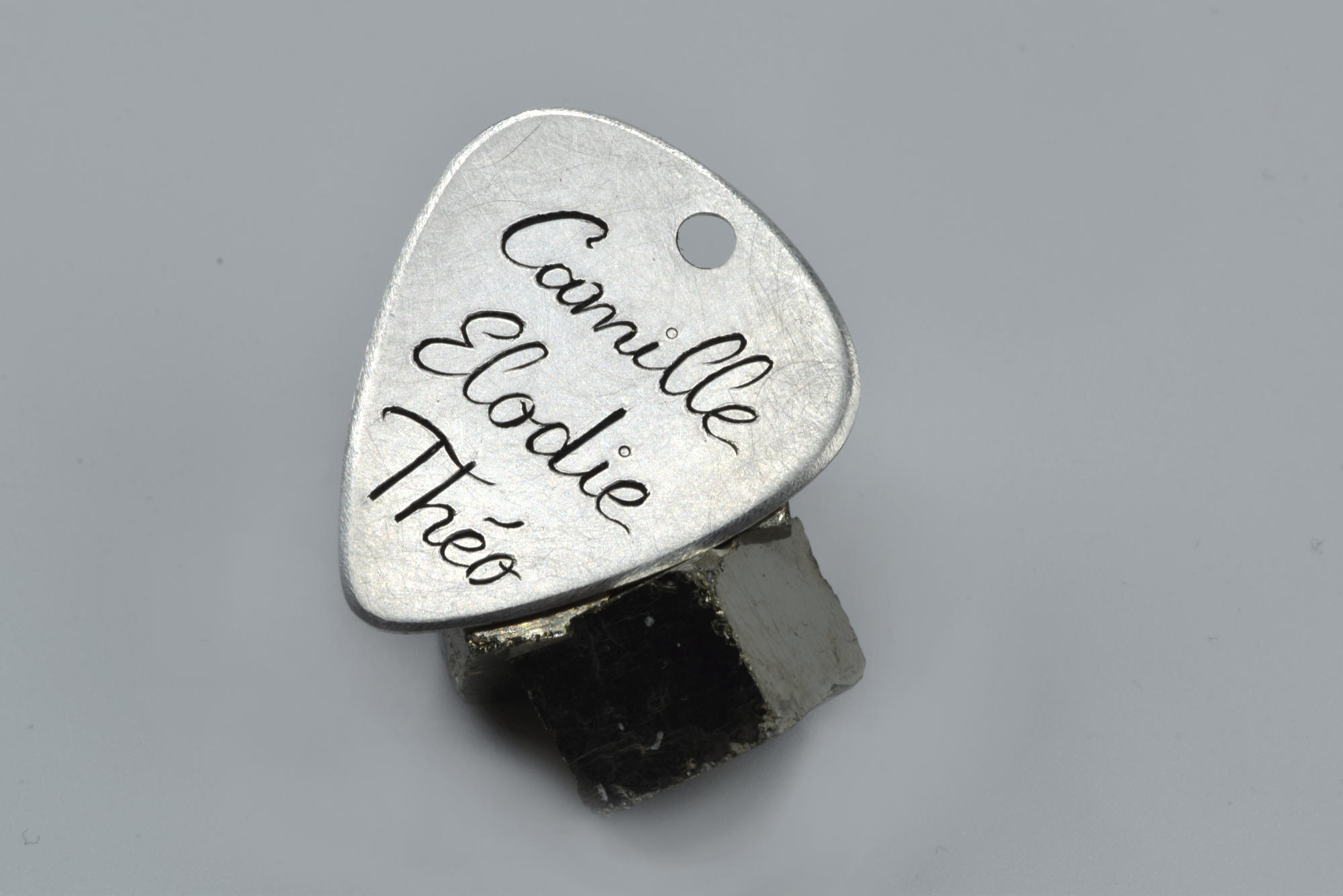 Prénom sur médiator : création d'un pendentif unique en argent