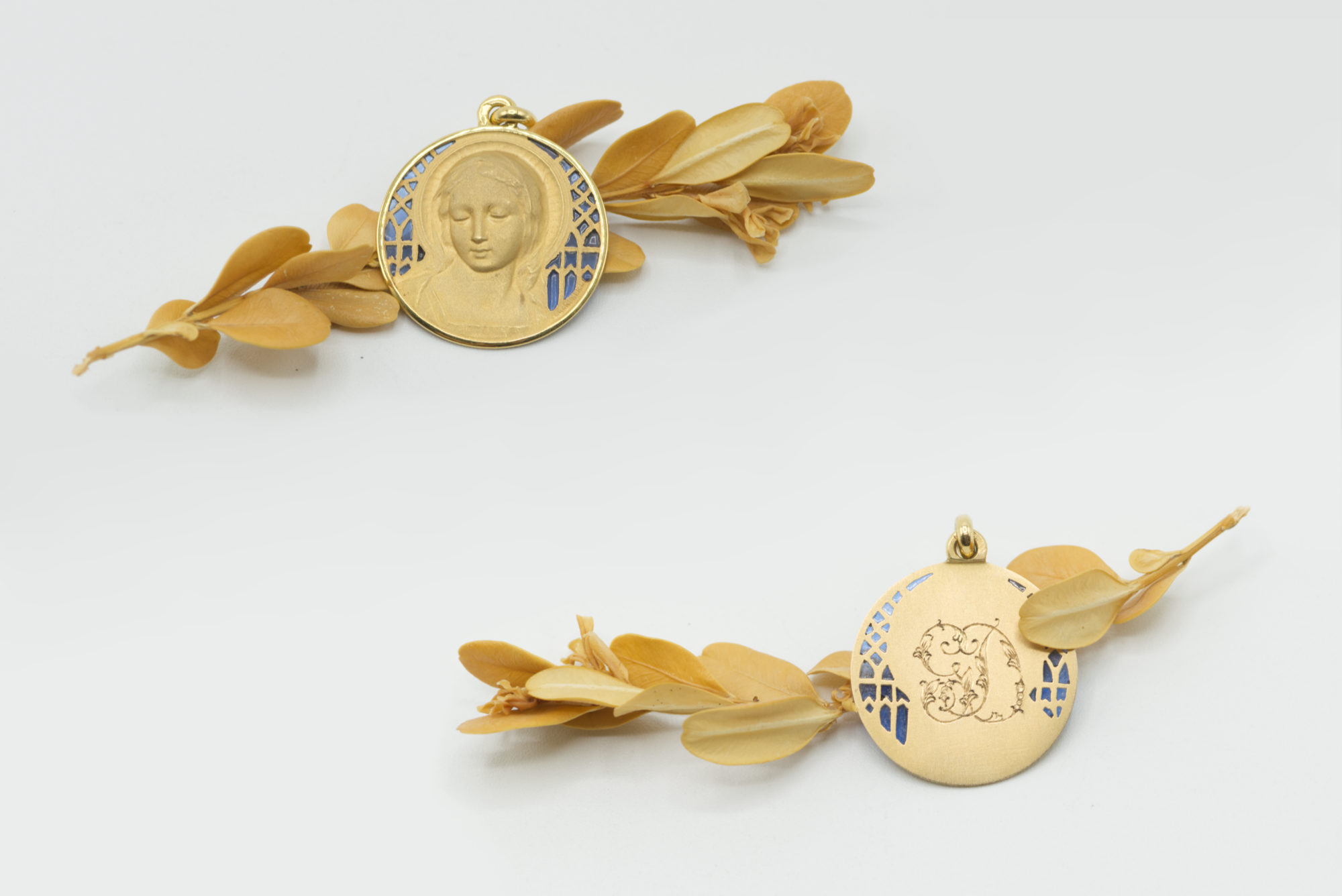 Médaille en or personnalisée avec des lettres entrelacées en motif stylisé