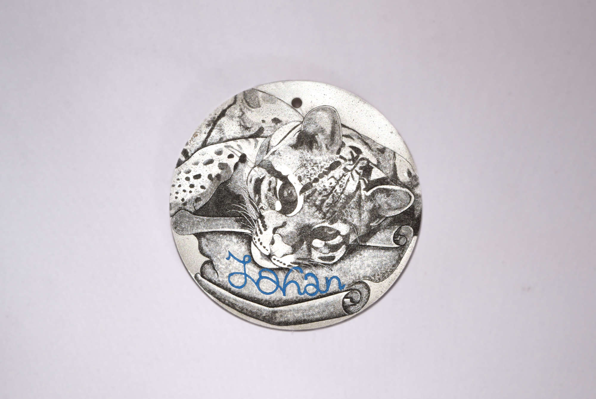 Plaque de porte gravée au point, motif ocelot