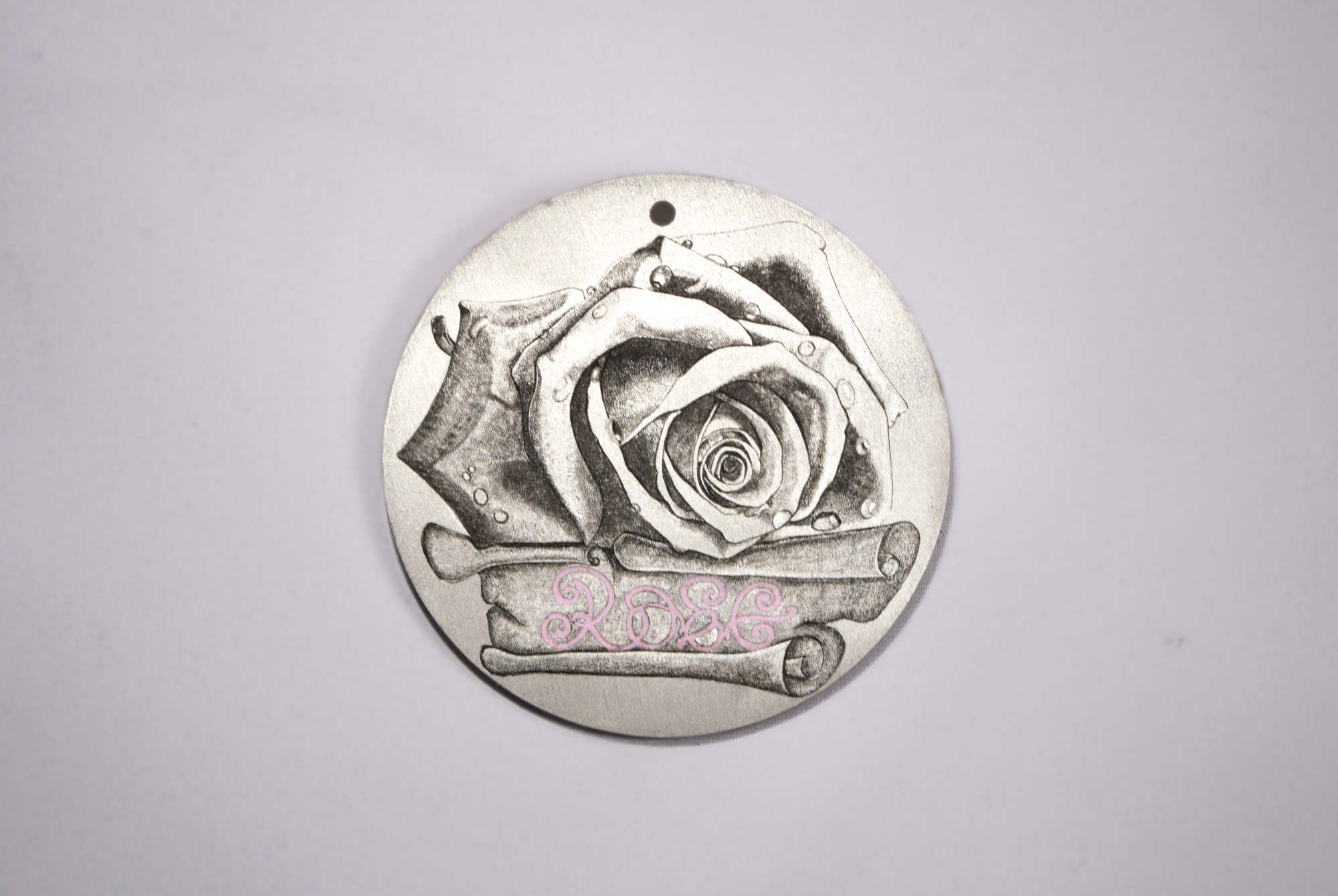 Rose gravée au point sur plaque de porte en métal