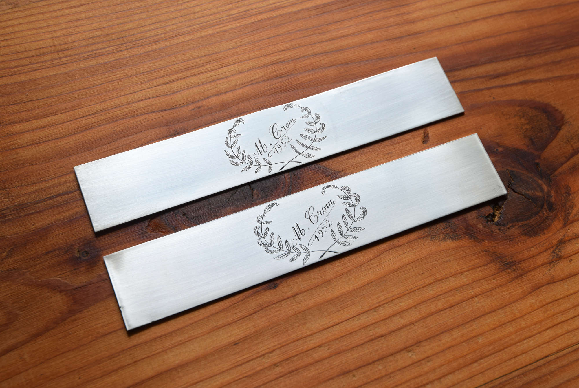 Duo de plaques en argent gravées à la main, lettrage, date et ornements végétaux