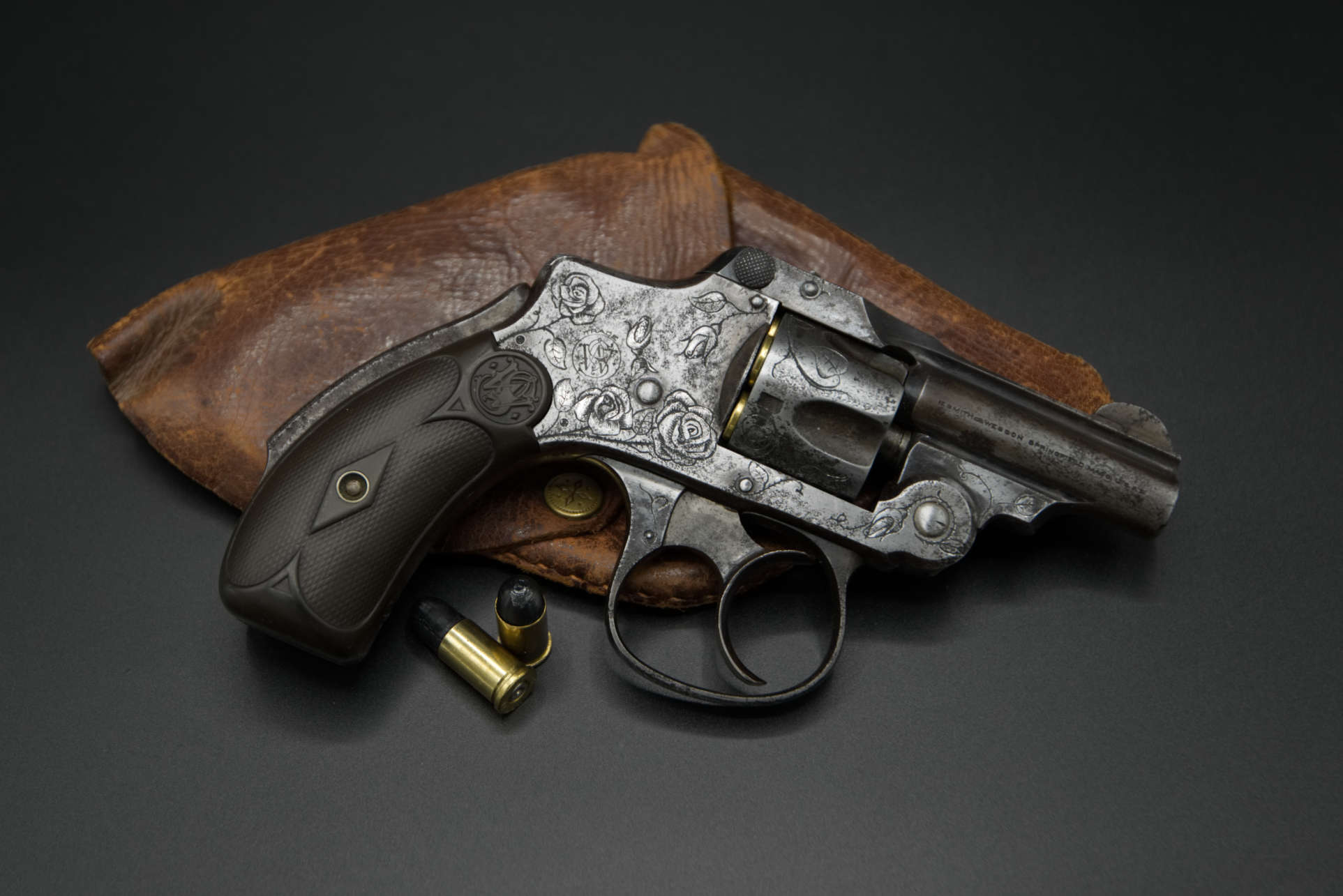 Vue opposée revolver Smith & Wesson gravé d'une composition de roses