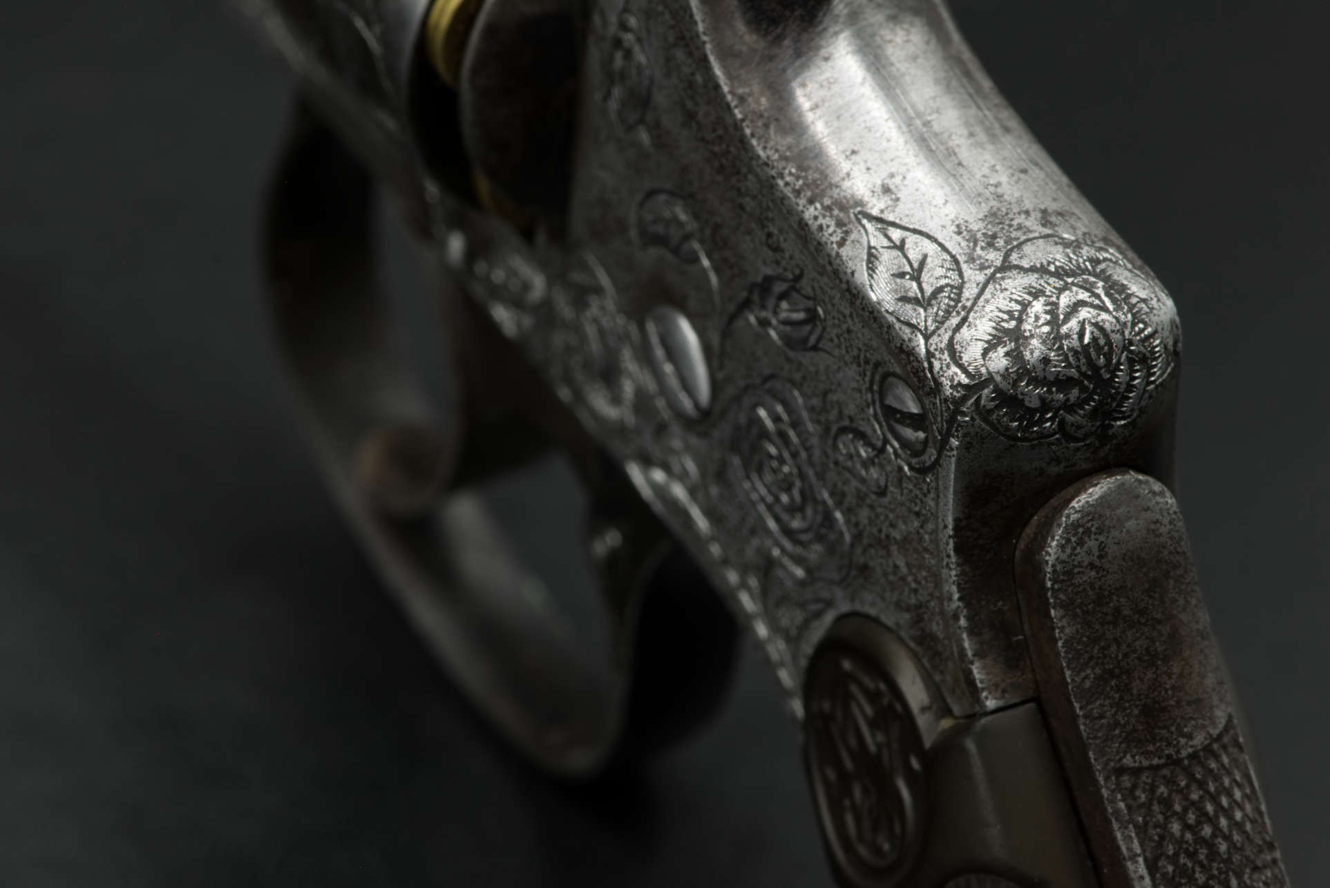Gros plan gravure ornementale revolver, décor floral