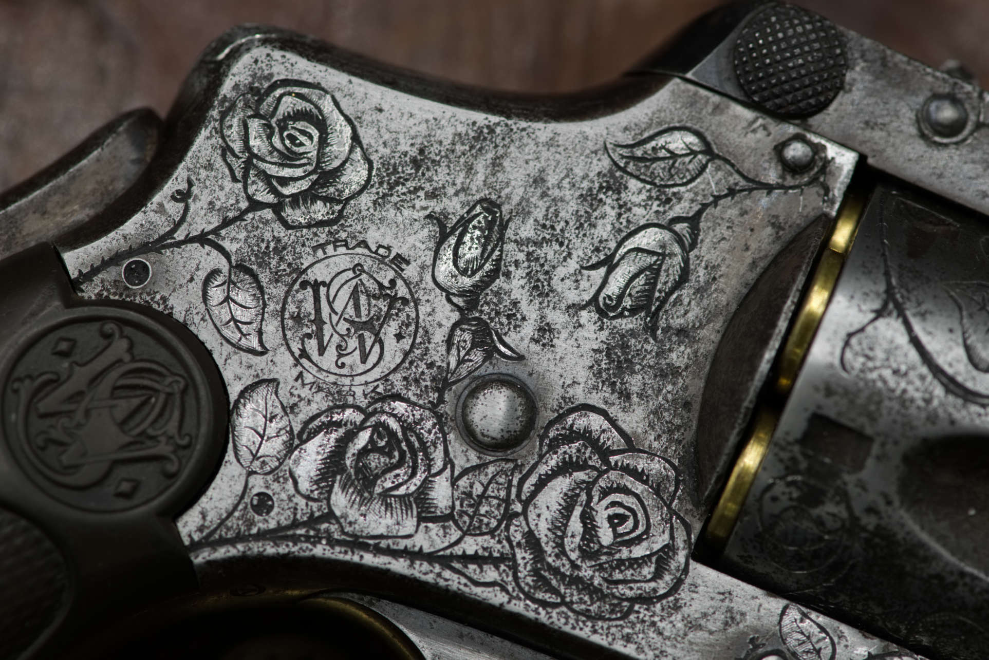 Gravures latérales revolver Smith & Wesson, détail macro