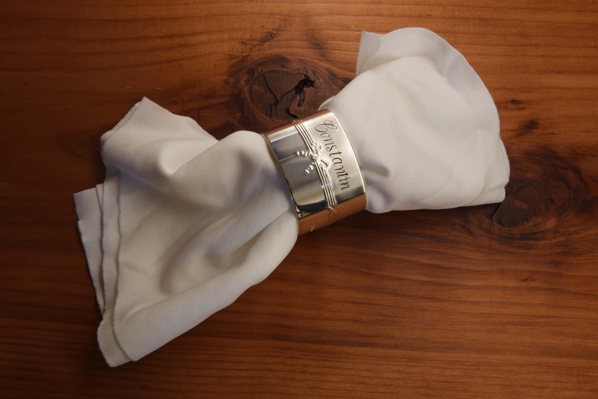 Rond de serviette en argent gravé d’un prénom à la main, premier modèle