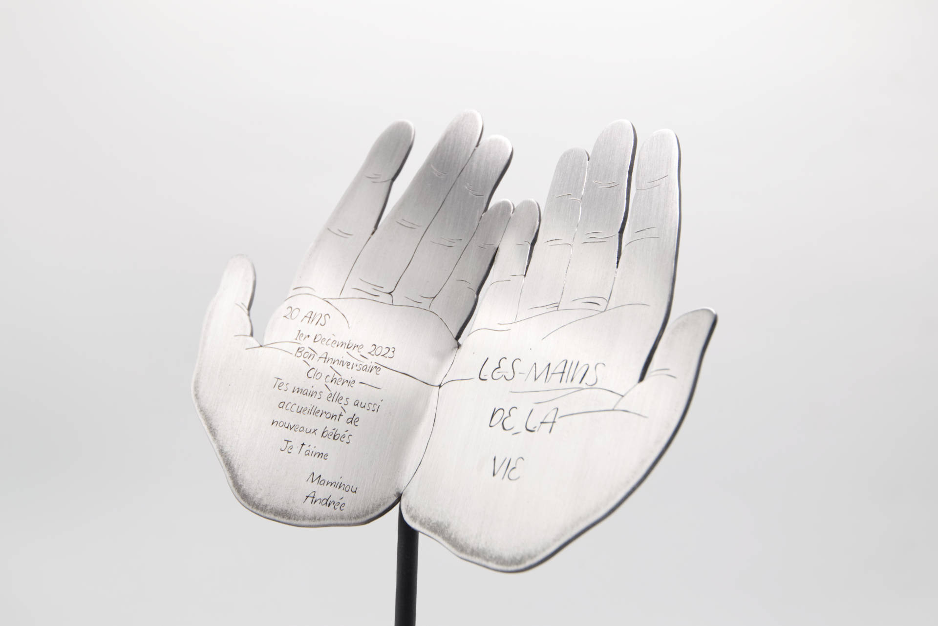 Sculpture sur mesure : Les mains de la vie, gros plan sur la gravure