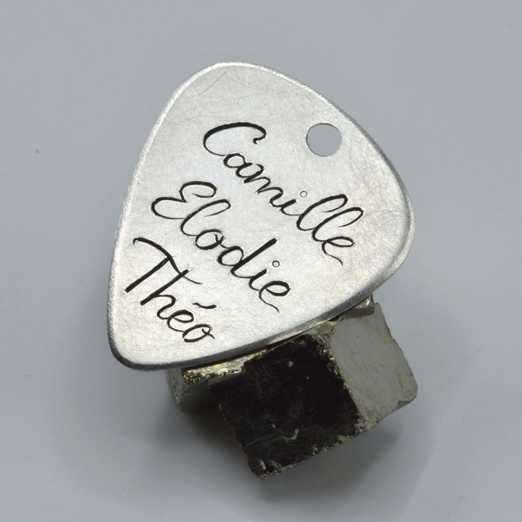 image gravure sur pendentif 13